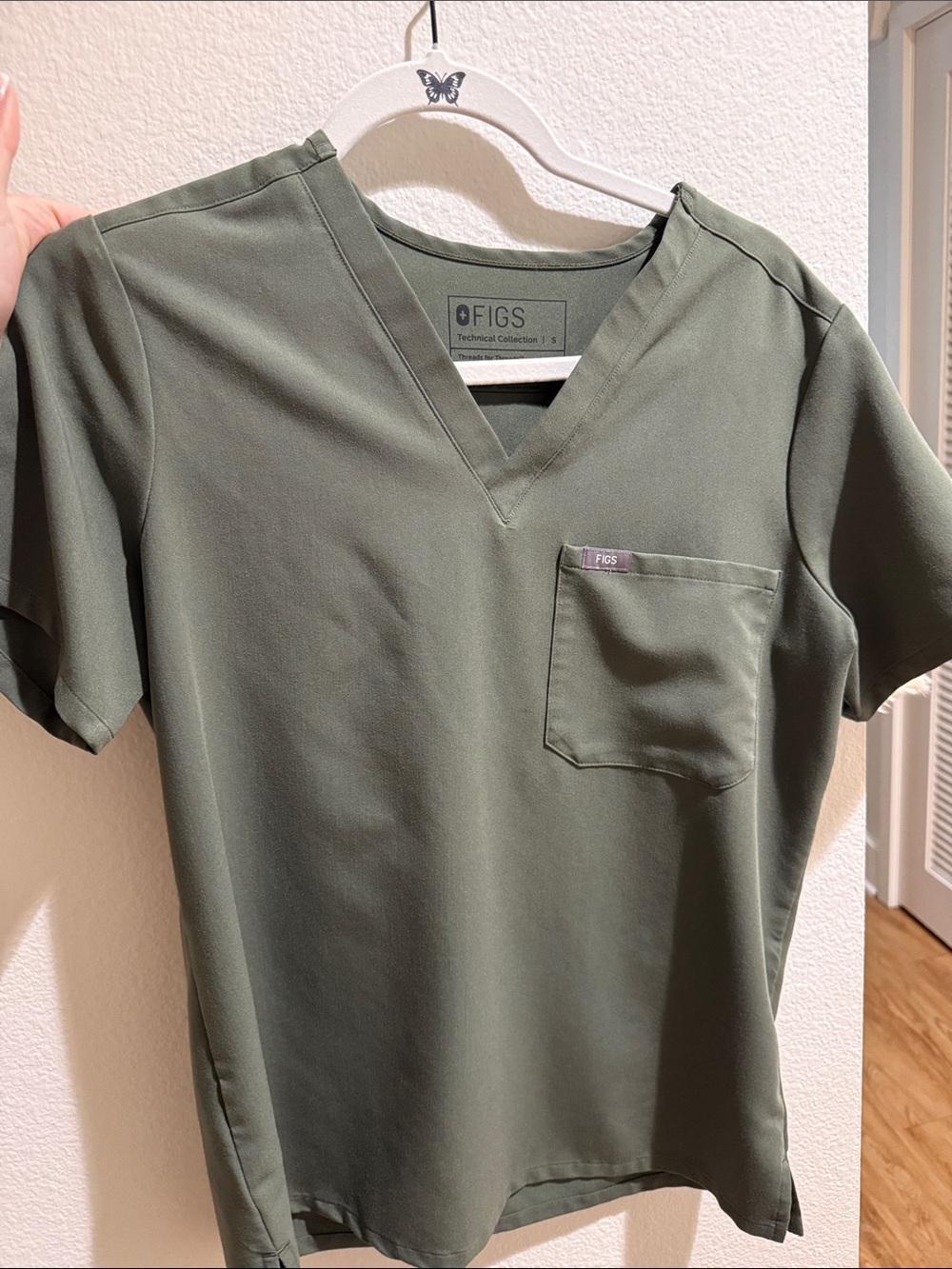 FIGS women’s scrub top in olive green. Worn a few times. Excellent condition.
